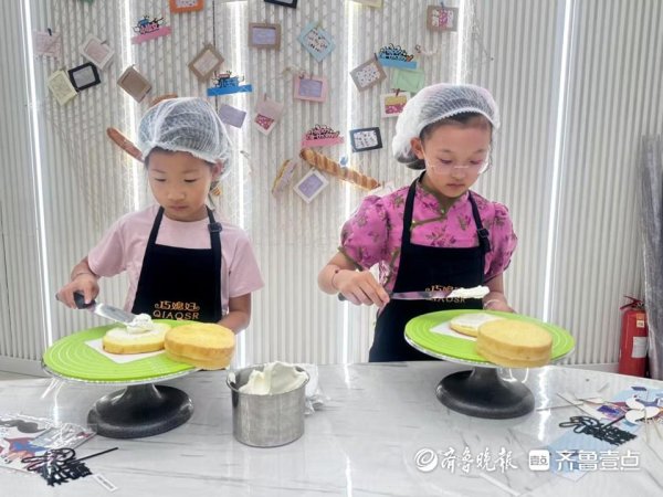 财盛配资 “我的超人爸爸”蛋糕DIY甜蜜开启，烟台萌娃巧手献礼父亲节