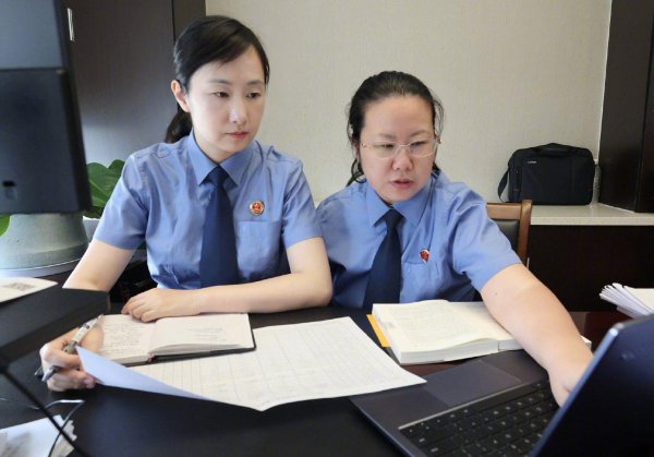 58配资 识破“网红孵化”骗局